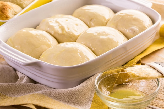 Frische hausgemachte Brötchen backen.