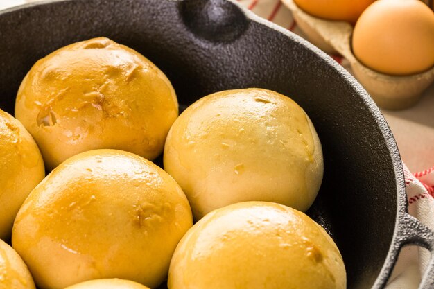 Frische hausgemachte Brötchen backen.