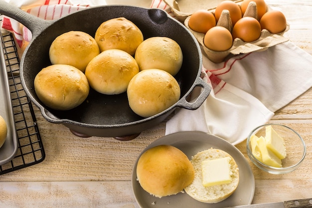 Frische hausgemachte Brötchen backen.