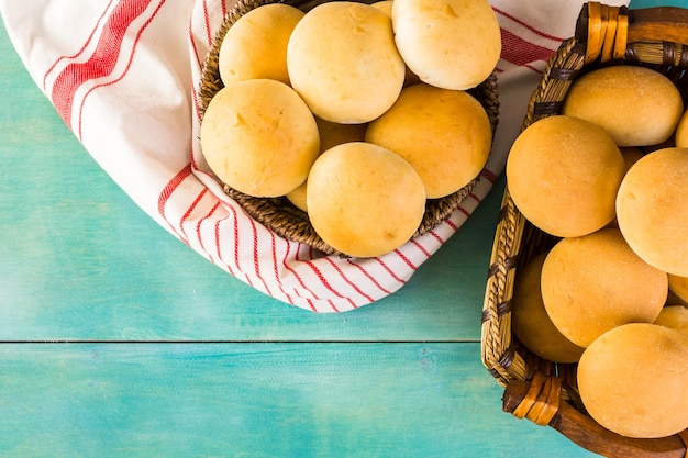 Frische hausgemachte Brötchen backen.