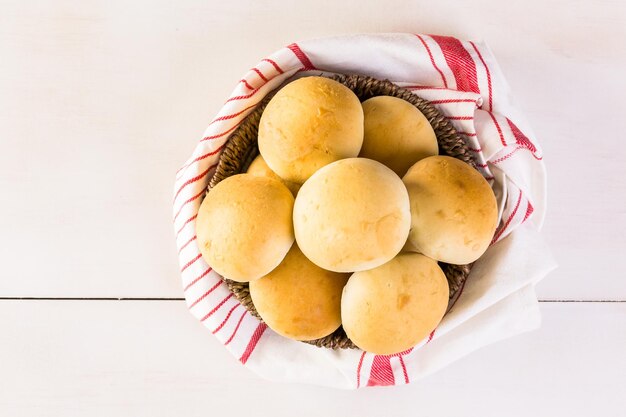 Frische hausgemachte Brötchen backen.