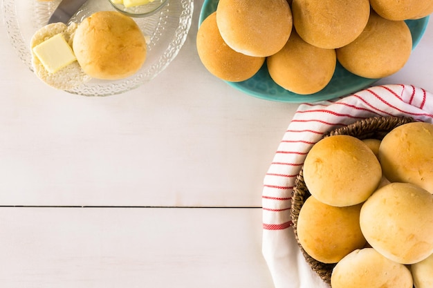 Frische hausgemachte Brötchen backen.