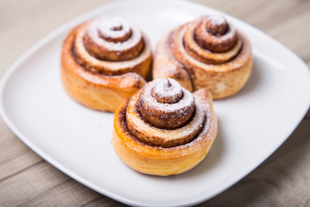 Frische hausgemachte Brötchen mit Zimt.