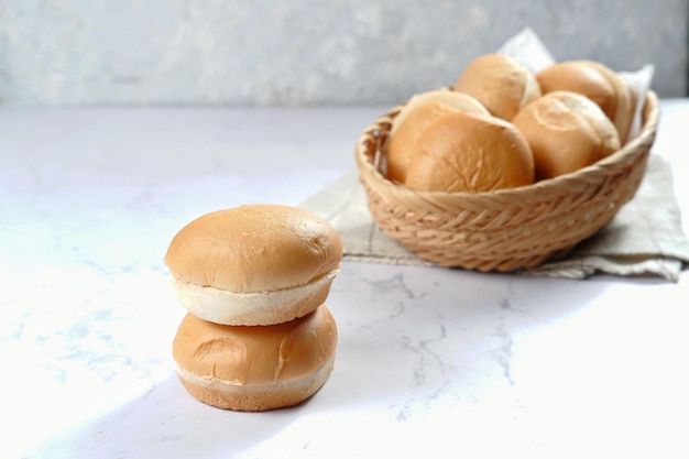 frische hausgemachte Burgerbrötchen auf weißem Hintergrund