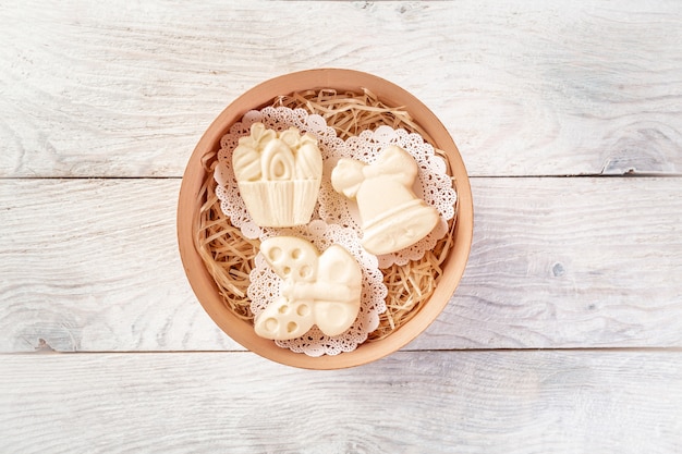 Frische hausgemachte Butter in der Schüssel Draufsicht