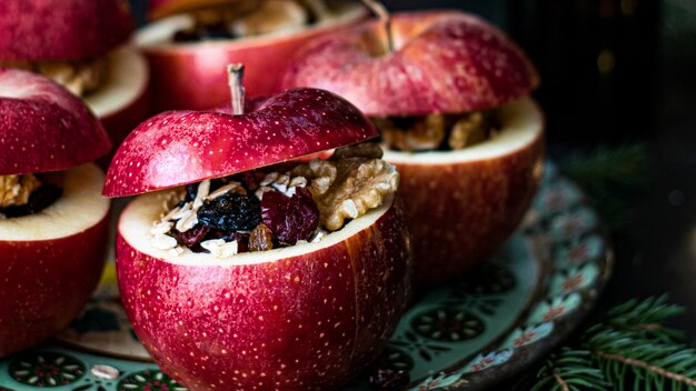 Frische hausgemachte gefüllte rote Äpfel