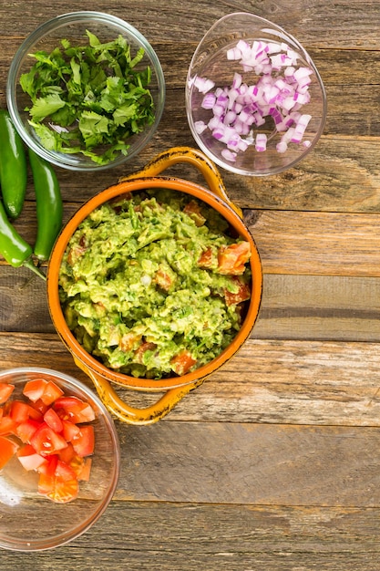 Foto frische hausgemachte guacamole in der schüssel.