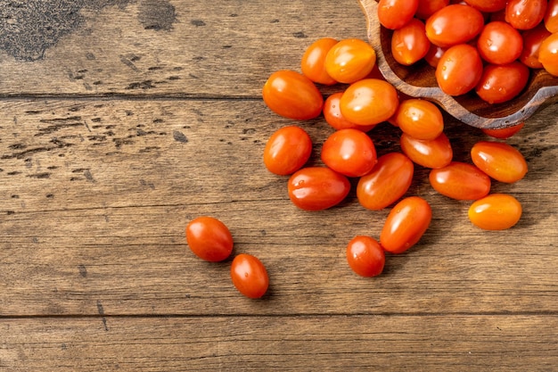 Frische hausgemachte Kirschtomaten auf einem Holztisch