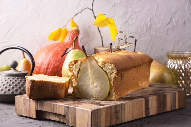 Frische hausgemachte Kuchen mit ganzen Birnen als Herbstdessert