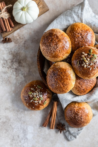 Frische hausgemachte Kürbisbrötchen mit braunem Zucker oder Samen Herbstbäckerei Selektiver Fokus