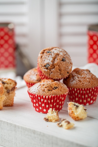 Frische hausgemachte leckere Muffins mit Rosinen