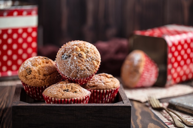 Frische hausgemachte leckere Muffins mit Rosinen