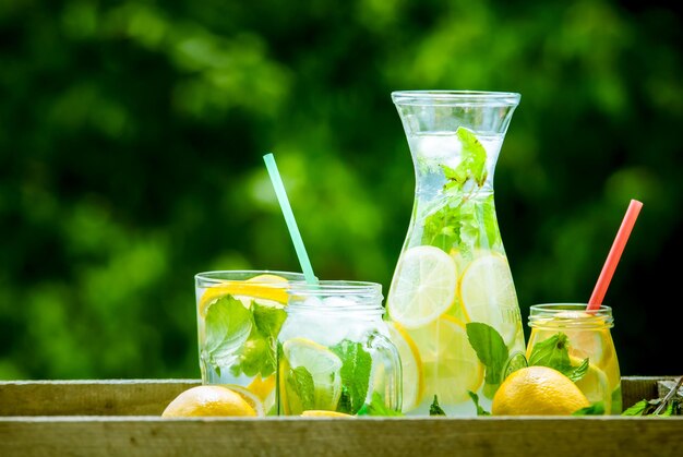 Frische hausgemachte Limonade im Glas