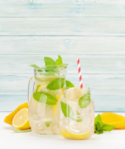 Frische hausgemachte Limonade mit Zitrone und Minze