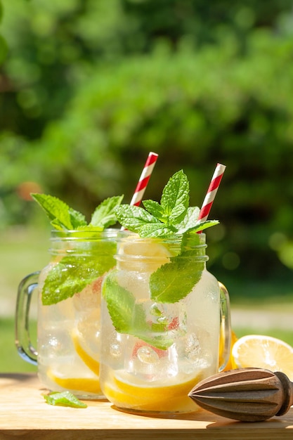 Frische hausgemachte Limonade mit Zitrone und Minze