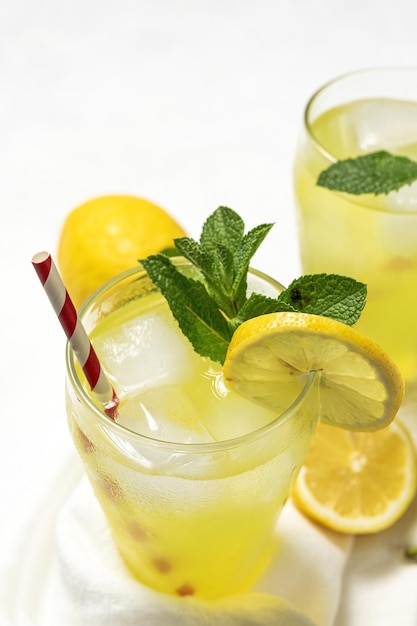 Frische hausgemachte Limonade oder Mojito-Cocktail mit Zitronenminze und Eis