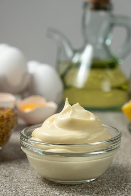 Frische hausgemachte Mayonnaise in einer Glasschüssel