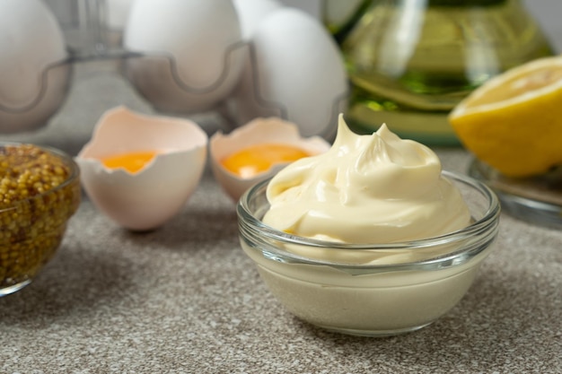Frische hausgemachte Mayonnaise in einer Glasschüssel