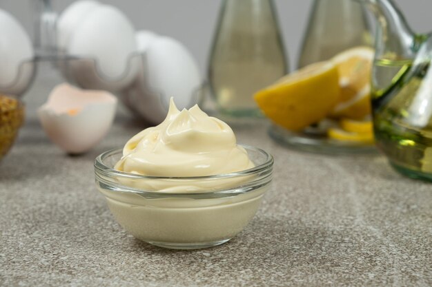 Frische hausgemachte Mayonnaise in einer Glasschüssel
