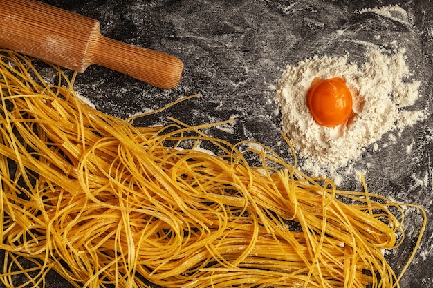 Frische hausgemachte Pasta für Spaghetti