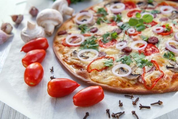 Frische hausgemachte Pizza mit Tomaten