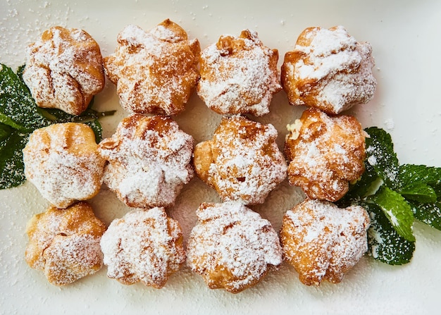 Frische hausgemachte Profiteroles mit Sahnegebäck