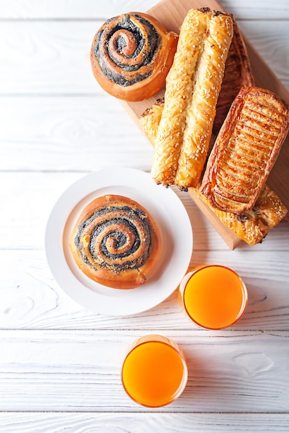 Foto frische hausgemachte puffs mit orangensaft leichtes europäisches frühstück