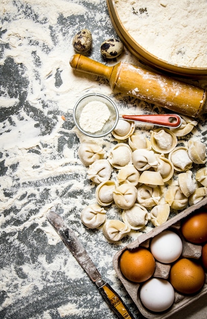 frische hausgemachte Ravioli gefüllt mit Zutaten.