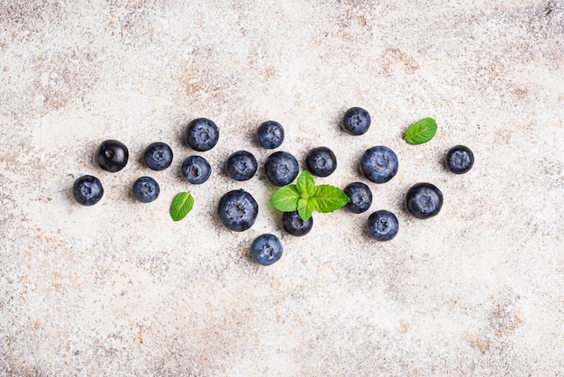 Frische Heidelbeeren auf dem Boden