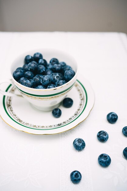 frische Heidelbeeren in einer Tasse auf dem Tisch Hintergrund Juli frische saftige Beeren Gesunder Lebensstil ve