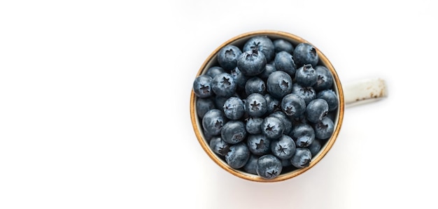 Frische Heidelbeeren in einer Tasse auf weißem Hintergrund