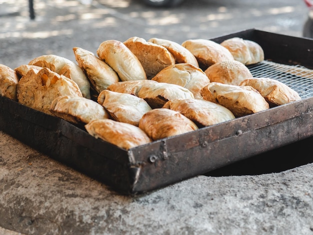 Frische heiße Brötchen, die auf einem Tablett liegen