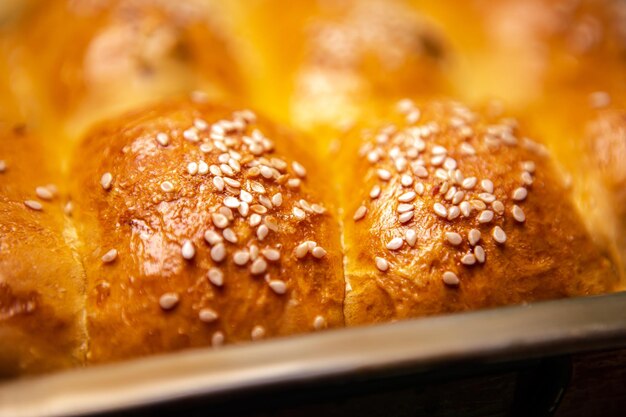 Frische heiße Brötchen mit Samen in der Kastenform