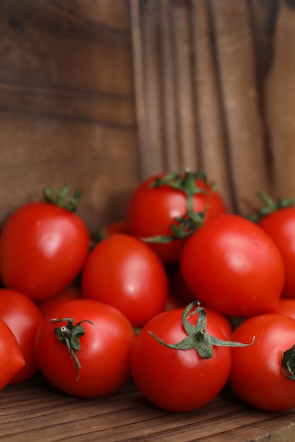 Frische helle und saftige Tomaten auf dem Küchentisch