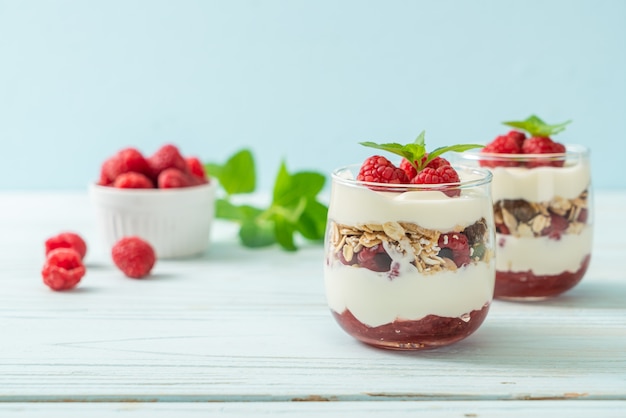 frische Himbeere und Joghurt mit Müsli - Gesunde Ernährung