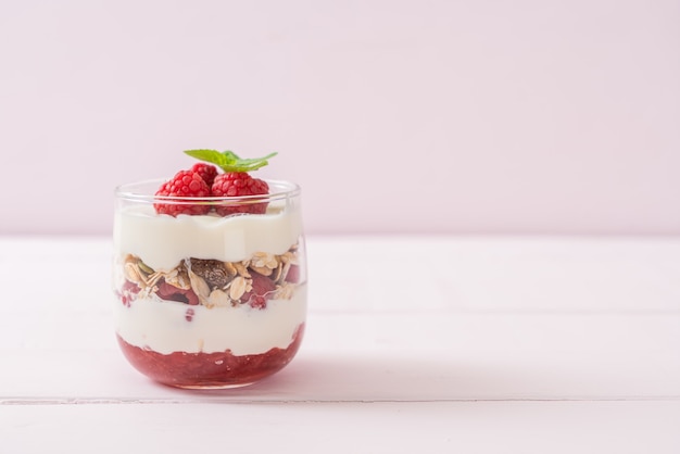 frische Himbeere und Joghurt mit Müsli - Gesunder Ernährungsstil