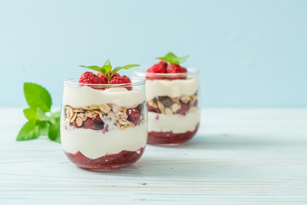 Frische Himbeere und Joghurt mit Müsli