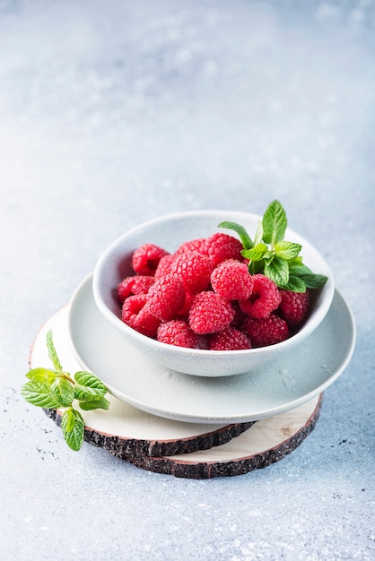 Frische Himbeeren auf einem Teller