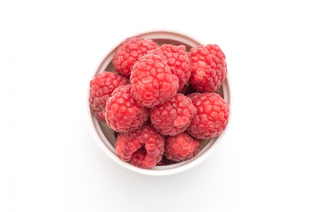 frische Himbeeren auf weißem Hintergrund