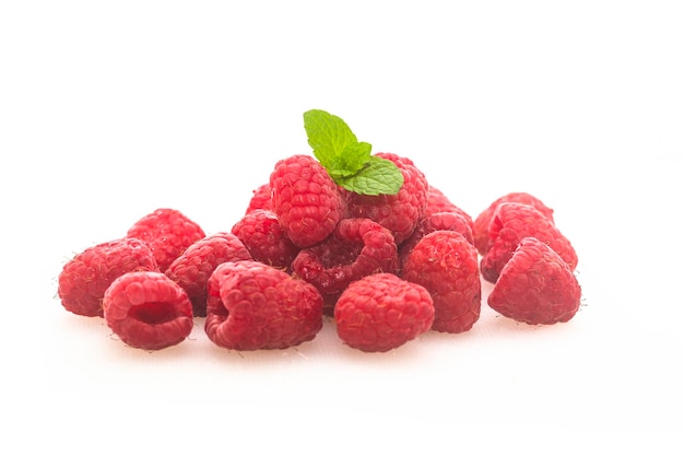 frische Himbeeren auf weißem Hintergrund