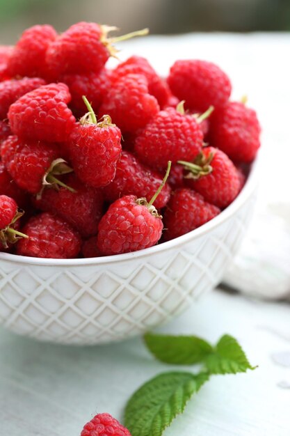 Frische Himbeeren in der Schüsselnahaufnahme