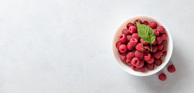 frische Himbeeren in einer Schüssel auf weißem Hintergrund