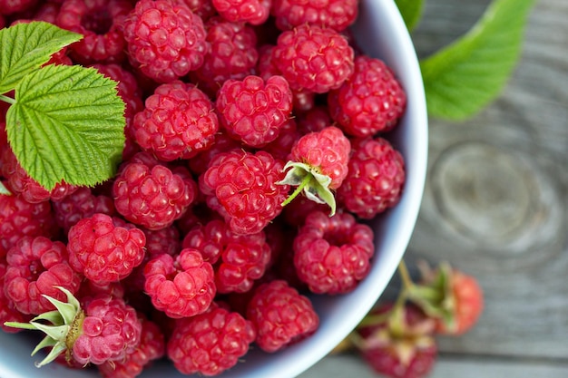 Frische Himbeeren in einer Schüssel von oben