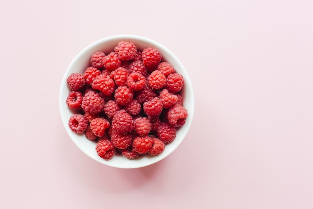 Frische Himbeeren in weißer Schüssel