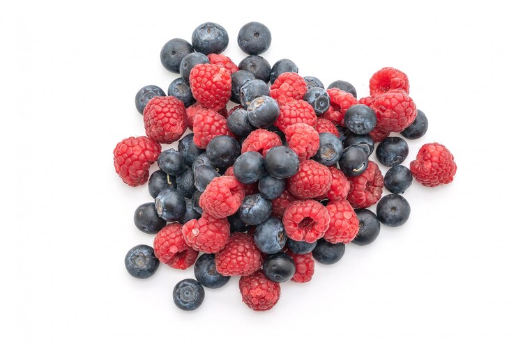 Foto frische himbeeren und frische blaubeeren auf weißem hintergrund