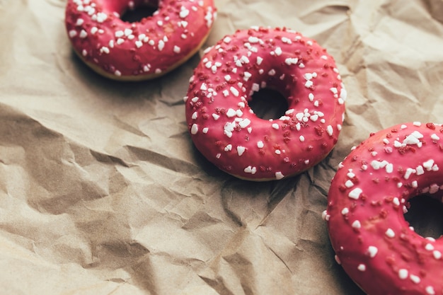 Frische Himbeerkrapfen auf zerknittertem Bastelpapier