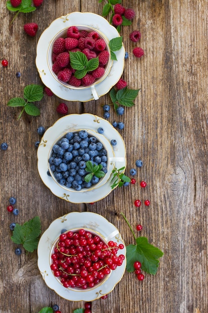 Frische himbeerrote Johannisbeere und Heidelbeere