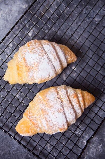 Frische Hörnchenbrötchen auf dem Backengestell.