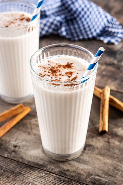 Frische Horchata mit Zimt im Glas auf Holztisch