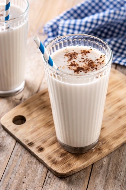 Frische Horchata mit Zimt im Glas auf rustikalem Holztisch